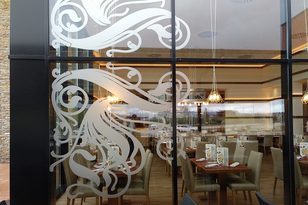 Finestra del restaurant la Tagliatella a Olaz